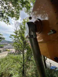 奈良県香芝市で行った電線敷設のための伐採作業。ロープワークを使わず低コストで対応した伐採業者の現場写真